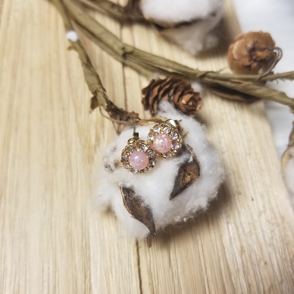 Really Pretty Pale Pink Fire Opal and Gold earrings. - Picture 2 of 8